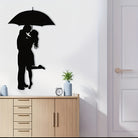 Schwarzes Paar Küssen Unter Regenschirm Metall Wanddekoration